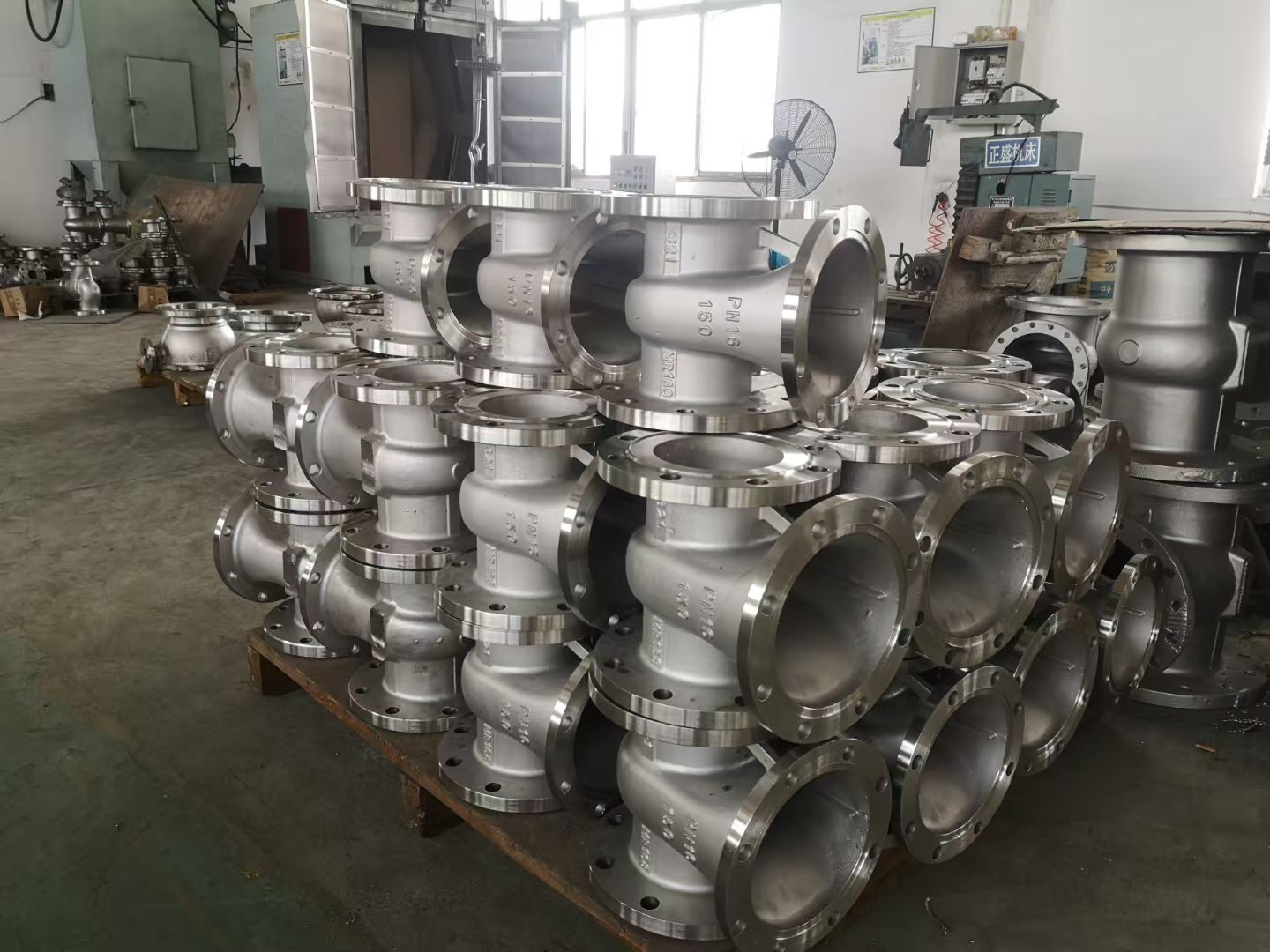 Batch-organised stainless valve bodies — each lot linked to its heat numbers